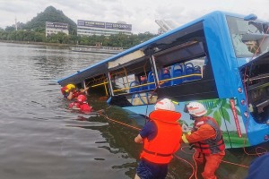 Trung Quốc: Xe buýt chở học sinh đi thi đại học lao xuống hồ