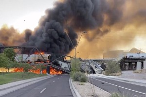 Tàu chở dầu 102 toa bốc cháy, làm sập cầu ở Arizona