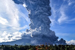 Cảnh hãi hùng núi lửa Indonesia “thức giấc”, phun trào khói bụi