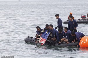 Toàn cảnh Indonesia “chạy đua” thời gian tìm xác máy bay rơi xuống biển