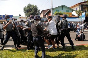 Myanmar: Người biểu tình dùng vũ khí tự chế đối đầu lực lượng an ninh