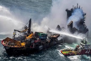 Nguy cơ thảm họa biển từ con tàu cháy 13 ngày ngoài khơi Sri Lanka