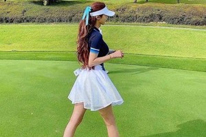 Đi chơi golf, mỹ nhân mặc gợi cảm khoe body cực phẩm