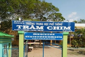 Hiệu trưởng đột quỵ khi đang đọc diễn văn khai giảng