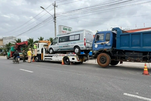 Tài xế xe tải cố thủ hơn 2 giờ khi bị kiểm tra nồng độ cồn