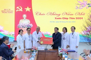 Thủ tướng thăm, chúc Tết, động viên cán bộ, bác sĩ và bệnh nhân