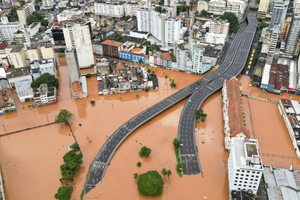 Hãi hùng cảnh phố biến thành sông vì mưa lũ ở Brazil