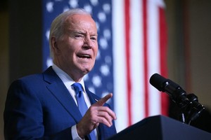 Ông Trump dẫn trước ở 5 bang chiến địa, nguy cơ nào với ông Biden?