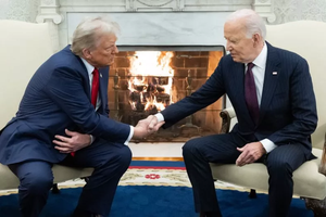 Chuyên gia giải mã ngôn ngữ cơ thể trong cuộc gặp ông Trump-Biden