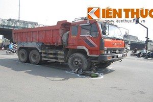 Xe ben cán nát chân 1 phụ nữ, kéo lê xe máy 20m