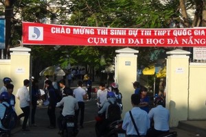 Đà Nẵng nắng nóng, thí sinh đến địa điểm thi sớm