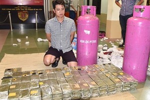 490 bánh heroin được giấu trong bình gas thế nào?