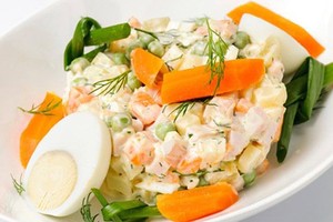 Top thủ phạm khiến bạn không thể giảm cân trong món salad