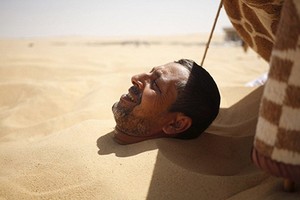 Dân Ai Cập vùi thân giữa sa mạc Sahara để chữa bệnh