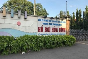 Học bơi với con, mẹ chết đuối ở hồ bơi Hòa Bình