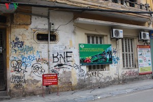 Phố cổ Hà Nội “xấu xí” vì những hình vẽ Graffiti