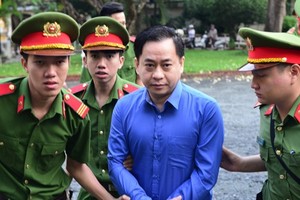 Đọc gì hôm nay 27/11: Vũ "nhôm" hầu tòa trong đại án Ngân hàng Đông Á