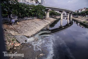 Tràn ngập nước thải, liệu sông Tô Lịch có tái sinh thành sông Thames?