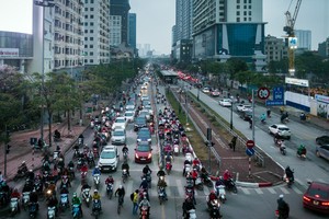 Ôtô, xe máy tạt đầu buýt BRT những ngày cận Tết