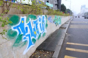 Vẽ graffiti tự phát trên đường trăm tỷ ở Hà Nội