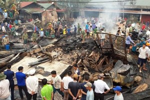 Video: Cháy gần chợ, dân hoảng loạn ôm đồ chạy thoát thân