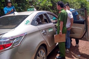 Bắt kẻ côn đồ cầm dao định cướp tài sản của tài xế xe taxi 