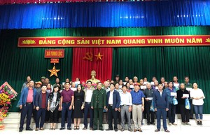 Công đoàn Liên hiệp Hội Việt Nam trao 100 suất quà cho người dân vùng lũ Hà Tĩnh