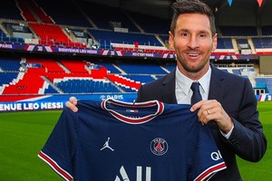 Messi chính thức gia nhập PSG