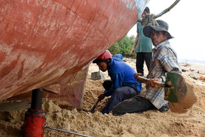 Giải cứu loạt tàu chìm, mắc cạn ven bờ biển Phú Yên