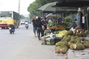 Chợ tự phát mọc lên như nấm dọc đại lộ Thăng Long