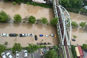 Nhiều nơi miền Bắc ngập sâu sau mưa lớn, ôtô chìm trong biển nước