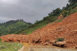 Sạt lở nghiêm trọng chia cắt tuyến đường Hồ Chí Minh