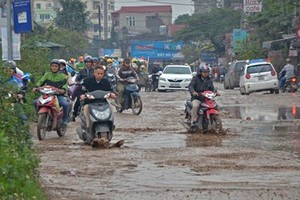 Kinh hoàng cảnh lầy lội ở "con đường đau khổ" giữa HN