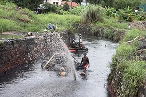 Hạ Long ô nhiễm than bùn sau mưa lũ