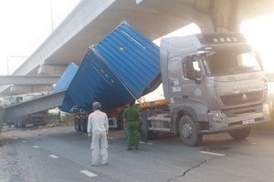 Nhiều sai phạm ở cầu bộ hành ngang Xa lộ Hà Nội bị xe container kéo sập