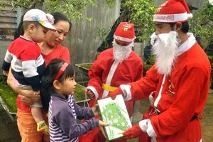 Giáng sinh tới rồi, dịch vụ cho thuê ông già Noel "kín show" khó tưởng