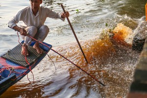 Bức xúc cảnh chích điện bắt cá chép ngày ông Công, ông Táo