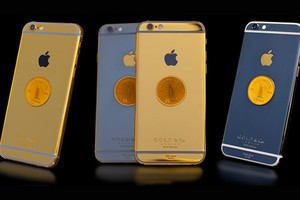 Chơi sang dùng 15 iPhone vàng 24K giá 208 triệu làm nến