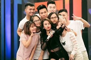 Hoàng Thùy Linh rạng rỡ giao lưu cùng fans Hà Nội