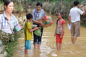 Ngọc Hân bì bõm lội nước đến với bà con Hà Tĩnh