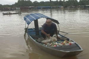 Xúc động chuyện tình ông bà U90 nhặt phế liệu trên sông