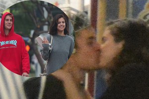 Selena Gomez - Justin Bieber khóa môi ngọt ngào sau tái hợp