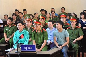 Vụ tai biến chạy thận làm 9 người chết ở Hòa Bình: Coi chừng oan sai, lọt tội