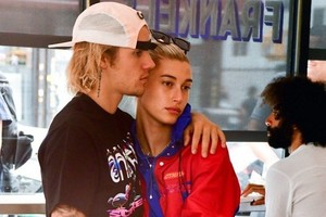 Vừa đi “trăng mật” với Justin Bieber, Hailey Baldwin đã có bầu?