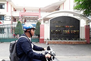 Thầy giáo tát mặt, đá mông nhiều học sinh lớp 5