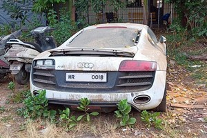 Siêu xe Audi R8 thành đống sắt vụn