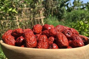 Chị em lùng mua đặc sản táo đỏ Tàu ngon bổ 300.000 đồng/kg