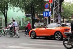 Video: Đại gia lái BMW và hành động bất ngờ giữa ngã tư