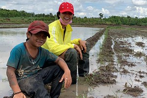 H'hen Niê ra đồng làm ruộng sau ồn ào vợ cũ Huy Khánh