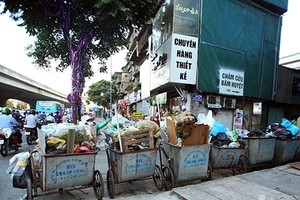 'Núi' rác ngồn ngộn án ngữ trong khu đô thị bốc mùi dưới nắng 40 độ